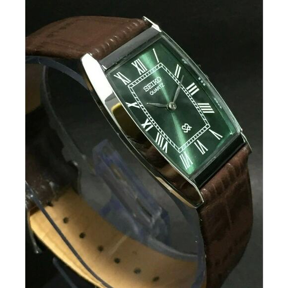 Vintage Style Seiko Quartz Mens Silver Watch & Green accents W/Leather Strap - Picture 4 of 6